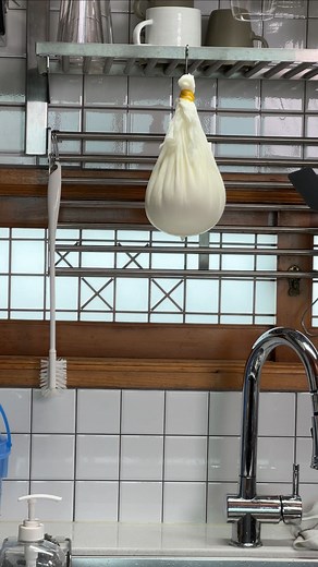 Infinite yoghurt glitch #yogurt #yoghurt #fermentation #foodreels #johnnykyunghwo #greekyogurt | Johnny KyungHwo