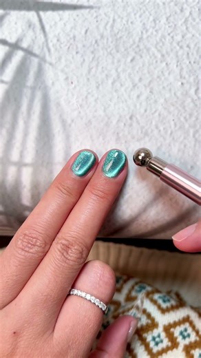 Green Shiny Cat Eye Nails Tutorial | Magnetic Gel Polish Nail Art Design for Beginners #cateyenails