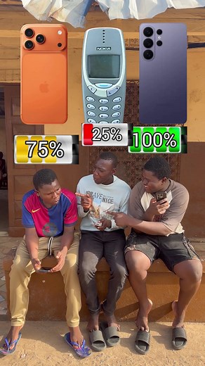 Le test de batterie le plus fou d’internet 😳 ( Nokia 3310 ) #nokia3310 #nokia #iphone #samsung #batterie 🔋 TEST DE BATTERIE EXTRÊME 🔥 📱 Samsung, iPhone et le légendaire Nokia 3310 s’affrontent dans un défi de survie ultime ⚡ Au début, Nokia perd rapidement de l’énergie : 100% ➜ 75% ➜ 50% ➜ 25% ➜ 0% 😭 Pendant ce temps, iPhone et Samsung restent tranquillement à 100% 😏 Mais quelques instants plus tard… Samsung commence à descendre 📉 Puis iPhone aussi 😳 Tout le monde pense que Nokia est déf