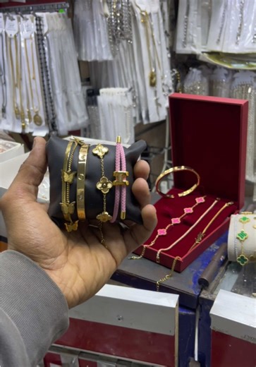 هاد عيد الحب… خلي الهدية ديالك توصل الإحساس بلا كلام ❤️ MYS جابت ليك Pack فيه 4 Bracelets فخمين ستايل ناعم يزيد يلمّع حضورها ويكمّل لوكها ✨ كاينين 3 Packs مختلفين اختار الستايل لي يشبه لها أكثر 💝 إلى كنتي بنت… دلّلي راسك، راك تستاهلي 💕 وإلى كنتي ولد… هادي هدية تبقى فبالها 🎁 و الأجمل من هاد الشي كامل… غير بـ 89 درهم باش تصنع ابتسامة ما تتشراش 💫 الكمية محدودة… والحب ما كيتسناش ❤️ #عيد_الحب #عيد_الحبe#ValentinesGift##هدية_لهs#MensAccessoriesGift