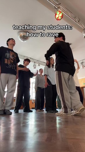 Teaching Effective Rave Dance Moves for All Levels