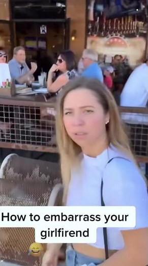 Embarrassing your girlfriend#couplegoals #foryoupagee #fypagee #pranking #embarrassing