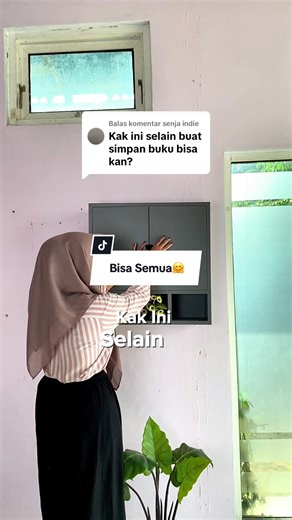 Membalas @senja indie Kirain cuma rak arsip buat kantor doang? Eits, jangan salah sangka dulu😏 Sekarang banyak yang pakai lemari arsip dinding bukan cuma buat buku dan dokumen, tapi disulap jadi lemari dapur yang bikin rumah makin rapi. Mau jadi tempat bumbu? Bisa. Buat simpan jajanan? Aman. Bahkan piring dan gelas pun masuk tanpa bikin berantakan. Karena modelnya tertutup, rak dinding ini bikin tampilan lebih clean dan dinding nggak kosong. Bonusnya? Area dapur langsung kelihatan kayak punya p