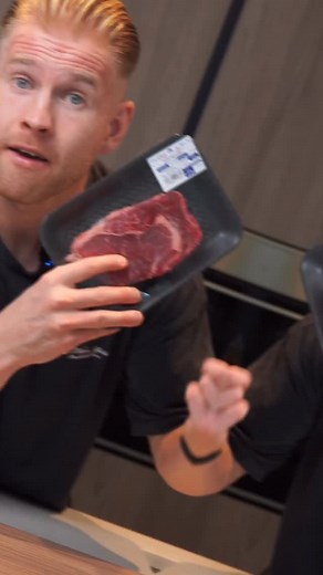 🔥VHH-ruokavalio voi hidastaa sun aineenvaihduntaa Monella olo romahtaa heti, kun hiilarit vedetään alas — eikä syy ole kurinalaisuudessa, vaan hormonitasapainossa. Kilpirauhanen tuottaa T4- ja T3-hormoneja. T4 on kuin bensa tankissa, mutta T3 on se, joka sytyttää moottorin ja saa aineenvaihdunnan käyntiin. Ongelma on, että suurin osa T3:sta ei tule kilpirauhasesta, vaan maksa ja suolisto muuntaa T4:n T3:ksi. Kun hiilihydraatteja on liian vähän → kortisoli nousee → muunnos hidastuu → T4 alkaa mu