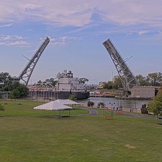600ft+ Freighter Caught on Lake Erie Live Cam