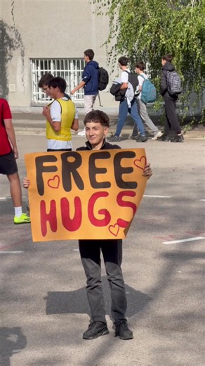 Tomas kažnjen šetnjom sa znakom „Free Hugs“ — školski turnir