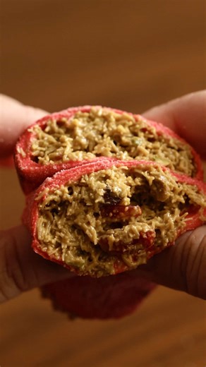 ขอส่งคลิปนี้มายั่วคนที่ยังไม่ได้ชิมท่อนไม้ท่อนรัก อิอิ 😏💗 ด้านนอกเป็นมาร์ชเมลโลว์หนึบหนับ นุ่มยืดดด สอดไส้คูนาฟ่า และพิสตาชิโอ แท้ๆ กรุบกรอบ หอมมัน กัดแล้วคือฟินทุกคำ✨ รวม 2 รสชาติในกล่องเดียว 🍫 Cocoa Dubai Chewy Log 🍓 Strawberry Dubai Chewy Log ราคา 280 บาท (1 กล่อง ได้ 2 ชิ้น / รสละ 1 ชิ้น) ⏰ กดพรีพร้อมกันทุกวัน 10:00 น. หรือแวะหน้าร้าน / สั่งเดลิเวอรี่ได้เลย หน้าร้านทุกสาขา🏠 📍 เทียนทะเล - โครงการ BB Plaza 📍 ฟิวเจอร์พาร์ค รังสิต - ชั้น B ฝั่ง West 📍 เซ็นทรัล พระราม 2 - ชั้น 1 โซน Tree 