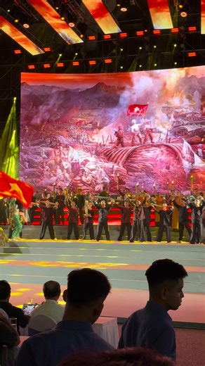 En la noche del 25 de enero, un programa de arte especial para celebrar el éxito del 14o Congreso Nacional del Partido y el 96 aniversario de la fundación del Partido Comunista de Vietnam con el tema de Luz de fe y aspiración tuvo lugar en el escenario frente al Teatro de la Ciudad (HCMC).