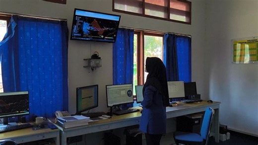 2.4K views | INDONESIA VOLCANO ERUPTS AS ALERT LEVEL RAISED A volcano in eastern Indonesia has erupted multiple times, spewing a column of ash kilometers into the sky after authorities raised its alert level to the highest, prompting a local airport to suspend operations on Saturday. l Agence France-Presse #Indonesia #Volcano #volcaniceruption #DailyTribune | Daily Tribune | Facebook