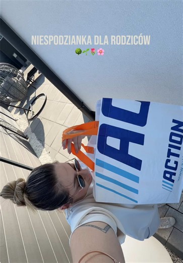 Czekałam na sezon ogrodowy 😍 moim zajmę się za kilka dni a dzisiaj wpadłam na taras rodziców, zrobić małą niespodziankę 🌳 W Action znalazłam najpotrzebniejsze rzeczy takie jak nawóz i nasiona trawy, tacę dekoracyjną, lampki, wazon - wszystko było na wyciągnięciu ręki za niewielką sumę 😍 W towarzystwie słońca wystarczy niewiele aby przestrzeń wyglądała o niebo lepiej 🤍🌞 @Actionpolska [współpraca reklamowa] #niespodzianka #zakupy #ActionFinders #ActionSpringEssentials #CapCut