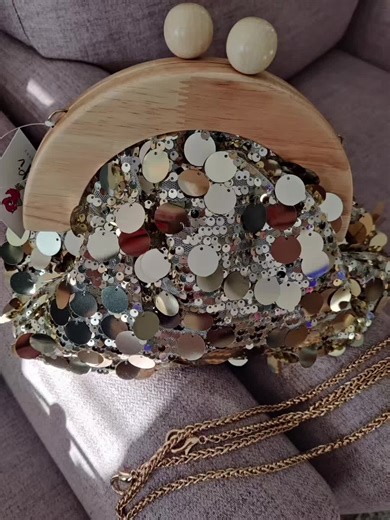 Täällä heti aamusta disco meininki 💃🏼🪩🕺🏼 Blingbling paljettilaukku 42,90€. Tällä hetkellä kultaista ja hopeaa löytyy useampi. Muita värejä vain nämä yhdet. #disco #juhla #laukku #viral #tipilaukkutanja