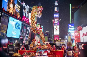 As a national intangible cultural heritage of China, the "Tongliang dragon dance" from Chinese southwestern city Chongqing enlivened the revelers who braved the rain to ring in 2019 in Times Square. | China Xinhua News