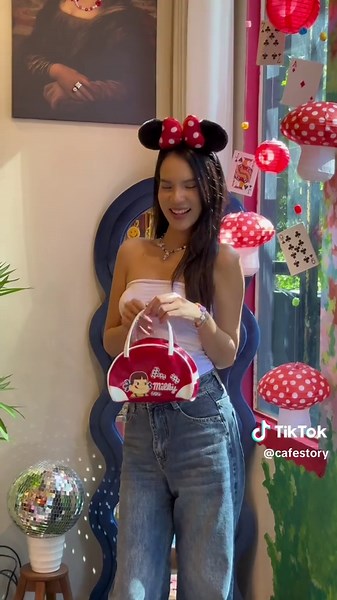 📍A Little Junk Cafe 🍰🥤🎨🧸อารีย์ • คาเฟ่ของเล่นมู้ดดีไม่ซ้ำใครที่ทำให้เราอยากกลับไปเด็กอีกครั้ง นี่มันห้องของเล่นในฝันสมัยวัยเด็กชัด ๆ ที่แค่เปิดประตูเข้ามาก็ ใจฟูได้เลย กับ Cafe & Creative Space ธีมของเล่นวินเทจ 😍ทุกมุมจะเต็มไปด้วยตุ๊กตา ของสะสม การ์ตูนดิสนีย์ และคอลเล็กชั่น Polly Pocket ที่มีเยอะมากกก แรร์มากกก พร้อมให้ทุกคนได้เติมความน่ารักสดใสจนยิ้มได้กว้างกว่าที่เคย เพราะที่นี่เขาตอบโจทย์ทุก Lifestyle จริง ๆ มีทั้งเครื่องดื่ม ขนมหวาน, เครื่องประดับ, กระเป๋า Griptok และ Accessory สุด Rar