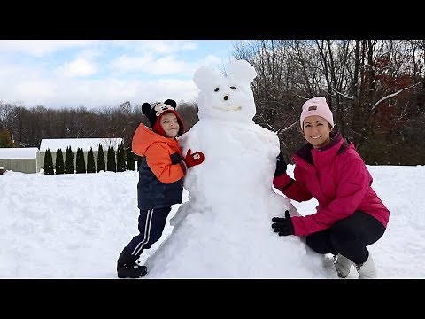 BUILDING A MICKEY MOUSE SNOWMAN!