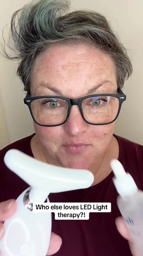 The @liftlab face sculptor is so fun and easy to use!! 3 lights for 3 different, but common skin issues. A few minutes a day and uour face will he smoothet, tighter, and less red! Who doesn't want that?! #makeupartist #gifted #ledlighttherapy #facesculptingdevice #finelines #selfcare #liftlabskin