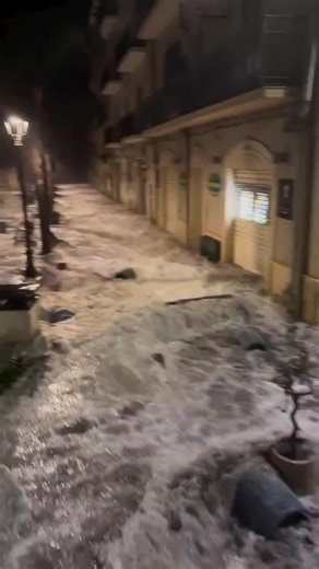 🇮🇹 A QUICK WEATHER DETOUR… ITALY EDITION! 🇮🇹 Good afternoon everyone, To give you a short break from the endless radar loops and cloud charts (yes, even I need one sometimes ), let’s hop over to Italy for a look at some very dramatic Mediterranean weather. Over the last 24 hours, powerful waves have been battering parts of Italy, with a damaging storm surge pushing seawater straight into streets in Letojanni, on the island of Sicily. Locals were treated to an unexpected seaside delivery serv