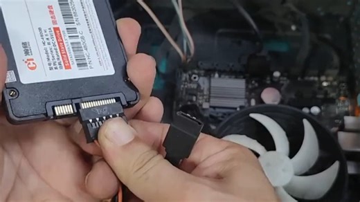 一分钟教会你给你老电脑升级提速安装固态硬盘 #电脑知识 #电脑升级 #电脑卡顿处理方法 #固态硬盘安装 #电脑提速