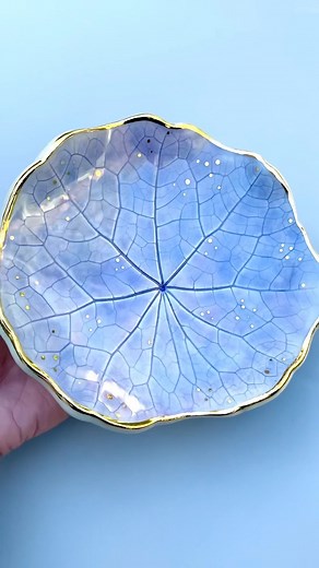 Deana Coveney on Instagram: "What would you call this lovely purple-blue color …periwinkle? I love to play with color, often choosing to celebrate these beautiful leaves in other colors, often inspired by colors I see in nature- from flowers, from gemstones, from parrot feathers, from butterfly wings. The leaf used to make this ceramic jewelry dish is a very large nasturtium leaf- the texture is beautiful with so much detail. I always love pressing these leaves into clay because the impression a