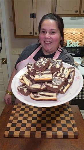 These spiderweb cheesecake brownies are delicious & such a fun idea for Halloween! 🕸 Funfetti #FunfettiPartner #Brownies #EasyBaking #Desserts #EasyRecipe #HalloweenFun | Jesi Rae Aviles