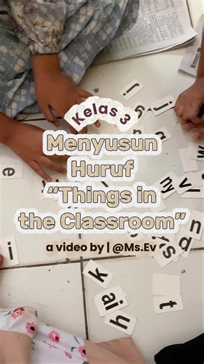 Pembelajaran Bahasa Inggris kelas 3 hari ini seru dan interaktif! 📚✨ Siswa belajar menyusun kata dari materi “Things in the Classroom” dengan menggunakan kartu huruf. Melalui kegiatan ini, siswa berlatih mengenal kosakata benda-benda di kelas sekaligus melatih kemampuan mengeja dan menyusun kata dengan benar. Belajar jadi lebih menyenangkan karena dilakukan sambil bermain! 🎓🔤 #PembelajaranBahasaInggris #Kelas3 #ThingsInTheClassroom #BelajarSambilBermain #literasianak