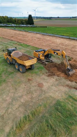 🚜 Un nouveau chantier qui démarre ! En 2023, nous avions réalisé pour notre client un grand bâtiment de stockage logistique, avec quais de chargement, enrobé, voirie, tout le pack ! 💪 Et cette année… 🏗️ notre client nous renouvelle sa confiance 🎉 👉 Nouveau projet, nouveau bâtiment, même équipe motivée ! Dans cette vidéo, on t’embarque sur le tout début du chantier, avec le décapage du terrain — première étape d’une belle aventure à venir 🚧 Un grand merci à notre client pour sa fidélité, et