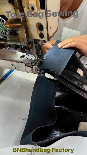 Designer handbag brand V* tote bag bottom sewing - BNBhandbag manufacturing. #bnbhandbag #2025viralvideo #2025newyear #bageshwardhamsarkar #reelschallenge #handbagstyle #baggy #luxury #LuxuryLiving #fashion #leatherjacket #leathergoods #HappyDay #BagongPilipinas #shoesaddict | 温全科