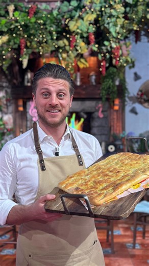 🥖 Focaccia ligure di Fulvio Marino Ingredienti: Per l’impasto: • 1 kg di farina 0 • 10 g di lievito fresco di birra • 580 ml di acqua • 22 g di sale • 80 ml di olio evo Per la salamoia: • 400 ml di acqua • 200 ml di olio evo • 30 g di sale Lievitazioni: • Impasto lasciato lievitare 1 ora a temperatura ambiente • Pezzature lasciate lievitare 1 ora a temperatura ambiente • Focaccia lasciata riposare in teglia 45 minuti Cottura: • 240° per 20 minuti 👉 Tutti i procedimenti e le video-ricette sono 