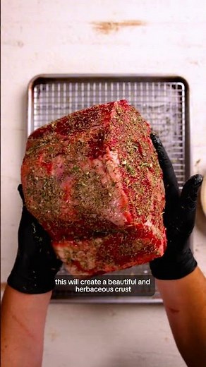 This is how you win the holidays 🥩🎄 Prime rib perfection!