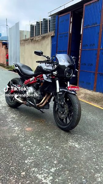 Caferacer Benelli TNT 300 en Nepal: Estilo y Potencia