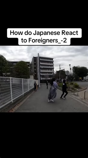 How do Japanese React to Foreigners_-2