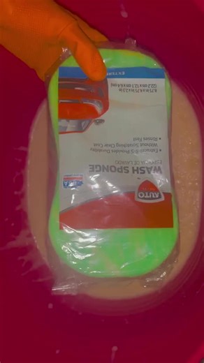 Squeezing a sponge into the car🧽💚#spongesqueezes #soapywatersponge #asmrspongevideos #asmrspongerinse #bigsponge