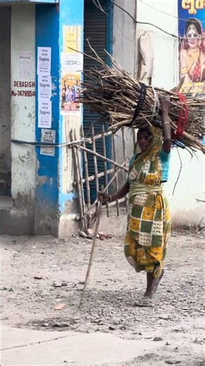 Sir Par Lakdi Lai Hui Budhi Aurat | Gaon Ki Asli Mehnat Ki Kahani