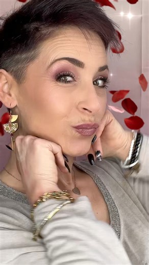 Un maquillage doux et lumineux pour célébrer l’amour… et surtout, vous-même ! Que vous soyez seule ou accompagnée, la Saint-Valentin est avant tout une occasion de vous chérir et de vous sentir belle, pour vous-même. Et quoi de mieux qu’un maquillage tendre et romantique dans des nuances de rose pour illuminer votre regard et sublimer votre sourire ?❤️Aujourd’hui, j’ai créé un look délicat et frais avec :🌸 Une harmonie de roses avec ma palette 4 fards pour un regard doux et pétillant Un volume 