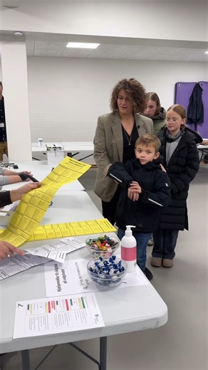 ”Det var fedt at se, hvordan man stemmer her”, siger Laurits på 7 år, der går i 1. klasse på Glamsbjergskolen. Børnene i Assens Kommunes folkeskoler fik her til morgen mulighed for at møde lidt senere ind, hvis de skulle ned og stemme med mor eller far. Og det er der mange, som har benyttet sig af. En af dem er Laurits, som sammen med sine to søskende, Ellen og Agnes, har været med sin mor, Rikke Bjørk May, nede og stemme i Glamsbjerg. ”Man kan se, at mange benytter sig af muligheden for at tage