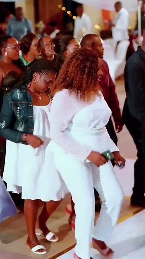 Papa Lolo Mose Fan Fan Dance at a wedding