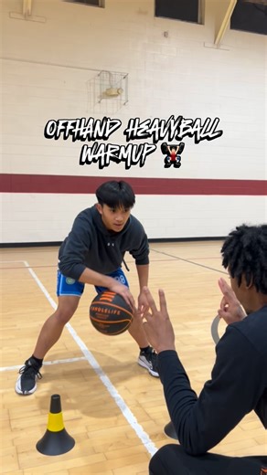 Dynamic Warmup ‼️ Weighted off-hand dribbling strengthens neural signaling and control. Cone pickup improves proprioception without visual dependence. Number callouts challenge the prefrontal cortex for faster decisions. This is brain-and-skill training for game-speed performance. 🏀📈🧠 #sandersacademy #keepworking #playerdevelopment #trainwithpurpose #basketballgrind #nextlevelwork #builtdifferent #explore #basketballlife #ballislife #keepworking #viral #hoop #hoopmixtape #basketball #philippi
