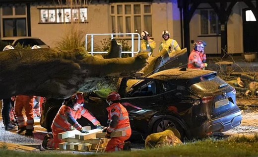 Storm Darragh, two victims from falling trees/ Thousands of homes still without electricity