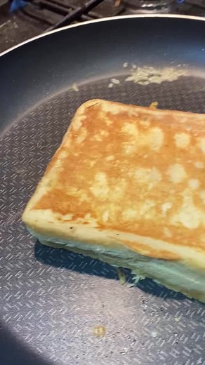 Have you tried this? 😂 #cheese #cheesetoastie #maxskitchenhacks #cookingtips #kitchentips #foodhack