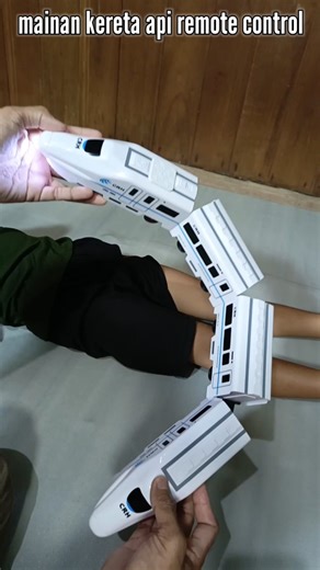 ihsan mainan nya sambil mainan kereta api remote control
