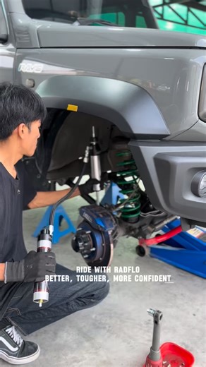 TOMS GEAR overland & adventure on Instagram: "Ride with Radflo 🇺🇸😎🤘🏼 —————————————- ✅ Jimny Suspension Upgrade to 1.5” Lift: • Radflo Custom Shock 2.0 with Remote Reservoir with Adjustable • Zeal 4x4 Prostaff 40mm Spring • Icon Vehicle Dynamics Shock Stabilizer 2.0 จบ!! ตอบสนองได้ตามสไตล์การขับขี่ของเจ้าของรถ!! ขอบคุณสำหรับ Feedback นะคะ 😊🙏🏻 ✅ Light Project: • KC Flex Era 1 Light bar 10” • KC Rock Light - Cyclone 4 sets แต่โปรเจคไฟยังไม่จบเท่านี้ รอชมกันต่อค่า Stay Tuned 🔜🔜 We Built fo