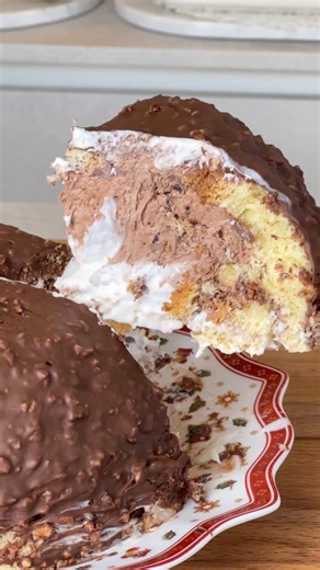 Rossella Maraio on Instagram: "Se non sapete come servire il Pandoro nel vostro Menù di 🎄 vi do io un modo spettacolare, ma soprattutto fatto con amore ❤️ che sono certa, vi conquisterà🥰 ✅Ditemi se lo proverete! 📔Ingredienti per 6-8 persone 1 pandoro (da 1 kg) 500 g gelato (al cioccolato) 500 g gelato (alla stracciatella) 150 ml latte e cacao 200 g crema spalmabile alle nocciole q.b. granella di nocciole #ricettafacile #menudinatale #pandoro #dolcedinatale"