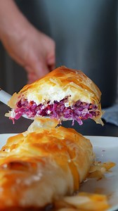 Feuilleté au chou rouge #food #recettefacile #recette 1 petit chou rouge 2 c. à s. de vinaigre Sel et poivre 200 g de marrons cuits 200 g de groseilles rouges 300 g de fromage de chèvre 1 paquet de feuilles de pâte phyllo 100 g de beurre fondu Cuisson 50 min à 180 °C | Bon Ap’
