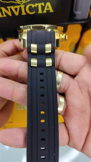 $400.000 Hoy te presento el Invicta 23427, uno de los modelos más vendidos de la línea Pro Diver ⌚🔥 Diseño elegante, estilo deportivo y presencia que se nota desde el primer vistazo. Disponible ahora en OutletJuan 🚀 ⚠️ Unidades limitadas. Y recuerda… Toda nuestra relojería incluye su caja de impacto original, perfecta para regalo o para guardarlo como se merece 🎁✨