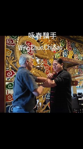 Chi Sao Training – die Kunst des Fühlens ✨🌿 🈳🈚️☯🙏🥋🌀🌊🐉🙌🤲💪 Chi Sao (Klebende Hände) ist die Seele des Wing Chun. 👐 Hier schulen wir unsere Sensibilität, Reaktionsfähigkeit und den harmonischen Energiefluss. Statt bloßer Kraft geht es darum, den Partner zu spüren – Druck, Richtung und Intention zu erkennen und mit Geschmeidigkeit zu antworten. ⚡ Ob Anfänger oder Fortgeschrittener – Chi Sao stärkt deine Struktur, dein Selbstvertrauen und bringt dich dem Kern der Kampfkunst ein Stück nähe