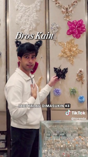 Lagi cari cara biar baju kamu tampil beda? Di Torenda sekarang banyak banget desain baru yang wajib kamu lihat 😍 Mulai dari kancing cheongsam unik, kerah kristal mewah, sampai korsase bunga payet yang bisa langsung bikin outfit kamu naik level! Semua detailnya dibuat dengan bahan premium dan bisa dipadu-padankan buat gaya apapun, dari elegan sampai glam ✨ Yuk mampir ke Torenda Plaza Indonesia dan Senayan City untuk lihat langsung koleksi barunya sebelum kehabisan 💎 #Torenda #TorendaStyle #Tore