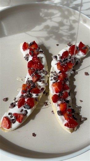 *SATISFYING* BREAKFAST BANANA SPLIT! #asmr #asmrsounds #satisfying #banana #recipe #breakfast