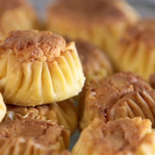 Tsimbites: Pinched Greek Cheese Cakes from Tinos💙🇬🇷 Today I want to share with you one of my favorite traditional sweet snacks straight from a beautiful Aegean island: Tsimbites from Tinos. ℹ️The word “tsimbites” means pinched, because that’s how the pastry is folded around the sweet, creamy cheese filling. It’s one of many unique individual cheese pastries traditionally made in the Cyclades. We taste and sometimes make them when we visit Tinos on my Ikaria PLUS tours, so consider this a litt