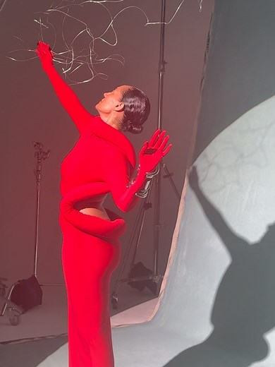 Tracee Ellis Ross on Instagram: "i’m a solo traveling cover gal! @selfmagazine @jcruel, thank you for choosing me as your cover girl and taking the time to write this piece. I really enjoyed spending time wth you and I absolutely adore the piece that you wrote. Thank you for weaving your experience in with mine… it feels like a portrait of grown up solo womanhood. @heatherhazzan, you’re a joy to work with! your lighting is sublime and these images are out of control! (and these are only some of 