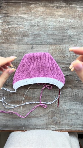 🧶 Завершую в’язати чепчик на 3–6 місяців. На спиці набрала 52 петлі і пров’язала 6 рядів резинкою 1×1. Далі продовжила в’язати лицьовою гладдю приблизно 12 см. Після цього розділила полотно на 3 частини, щоб сформувати затилочну частину чепчика. Потім підняла петлі по краю і продовжу в’язати резинкою 1×1 ще 6 рядів, після чого закрию петлі. Залишилось зовсім трішки — і чепчик буде готовий 🤍🧶 #вяжуназаказ #прага #cz #вязание #чехія