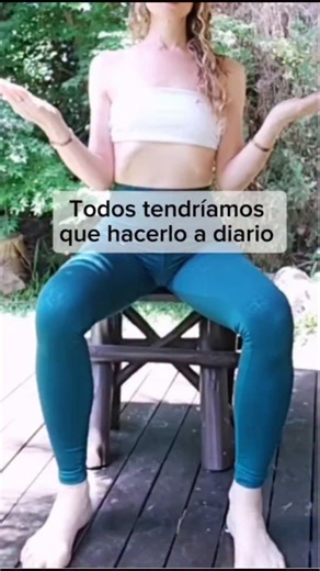 Carolina Winograd - Wellness & Yoga Facial on Instagram: "Con este ejercicio simple liberás hombros y cuello, abrís el pecho, mejorás la postura y la respiración, activás la circulación y hasta estimulás meridianos que calman el estrés y fortalecen tus defensas. En mi libro 📚 Vivir sin fecha de vencimiento te comparto muchas herramientas multidisciplinariaa, incluyendo de la Medicina Tradicional China para ayudarte a vivir con menos malestar y más vitalidad de forma simple y natural. 👇 Comentá